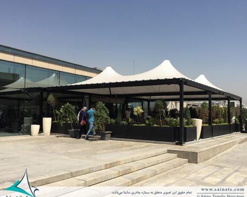 سقف چادری کافه رستوران ایزار در باغ کتاب تهران