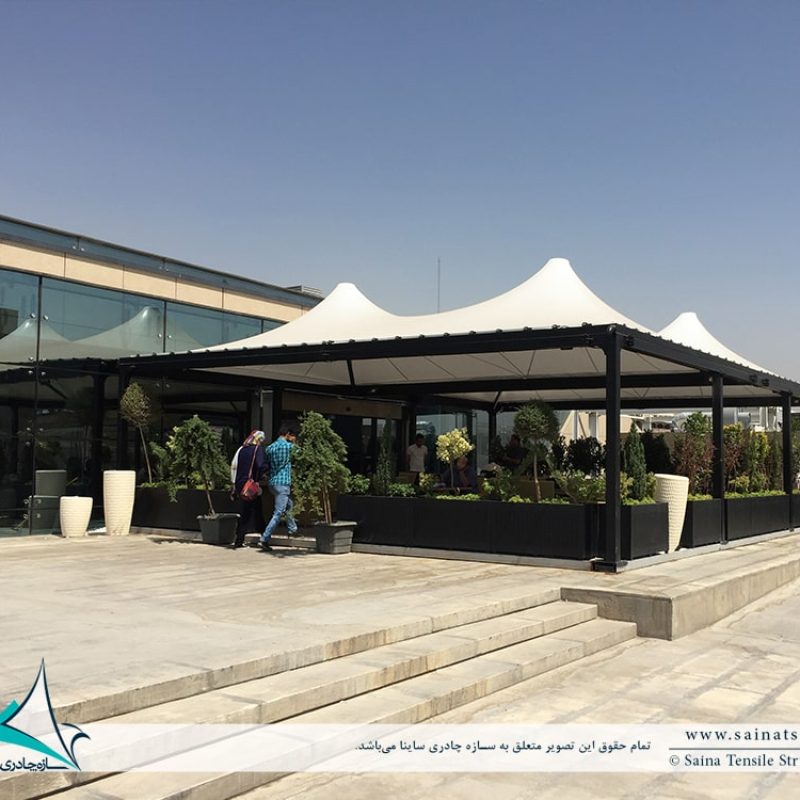 سقف چادری کافه رستوران ایزار در باغ کتاب تهران